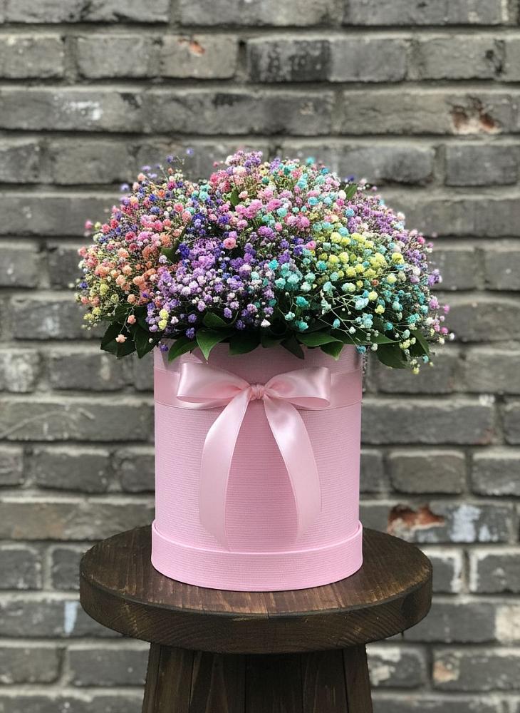 Цветочная композиция из Гипсофила и Розы в шляпной коробке в Новошахтинском