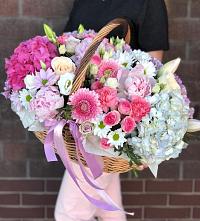 Цветочная композиция из Розы, Хризантемы, Пионы и Лизиантусы в корзине в Новошахтинском