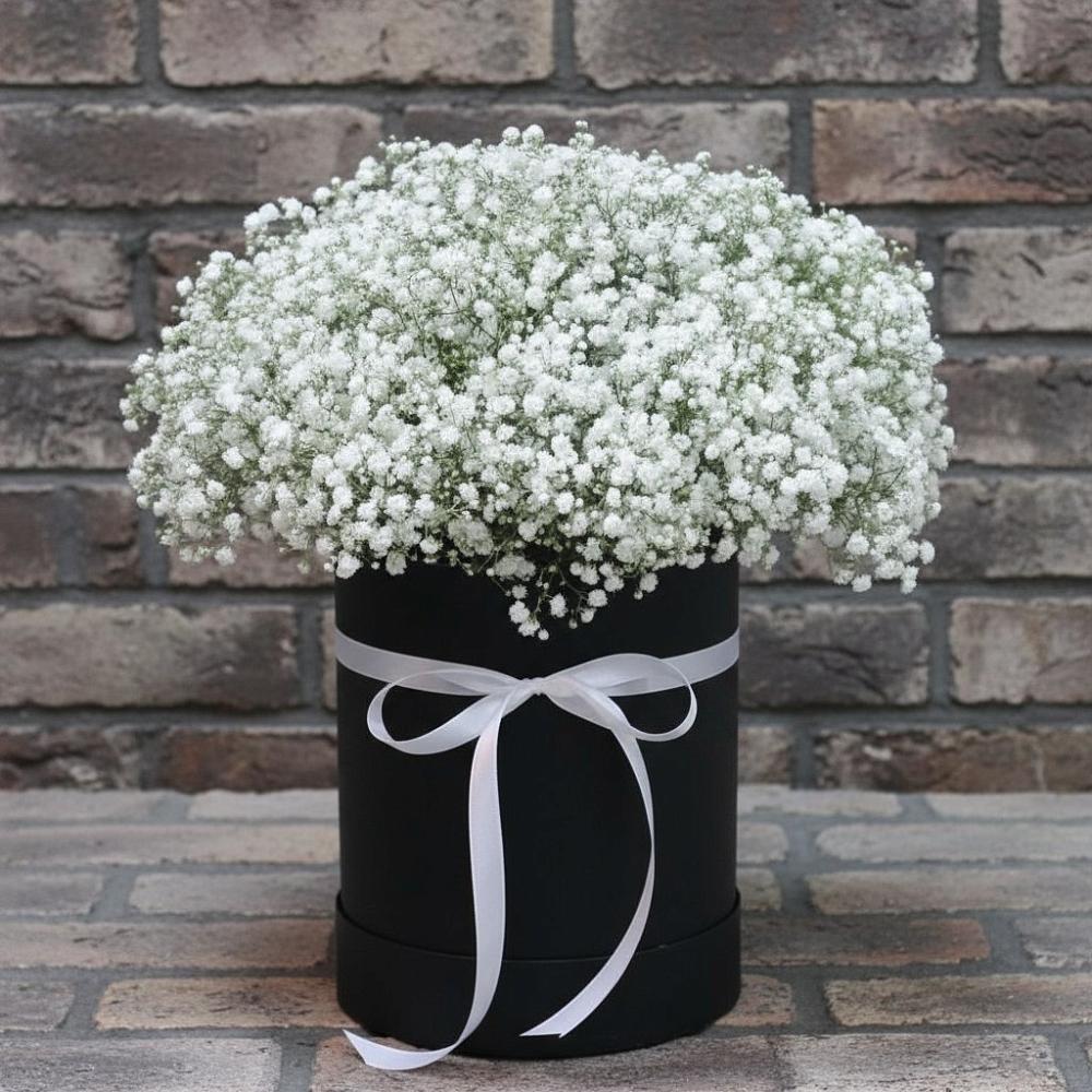 Цветочная композиция из Гипсофила в шляпной коробке в Новошахтинском