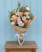 Букет цветов из:  Альстромерии, Лизиантусы, Розы и Хризантемы в Новошахтинском