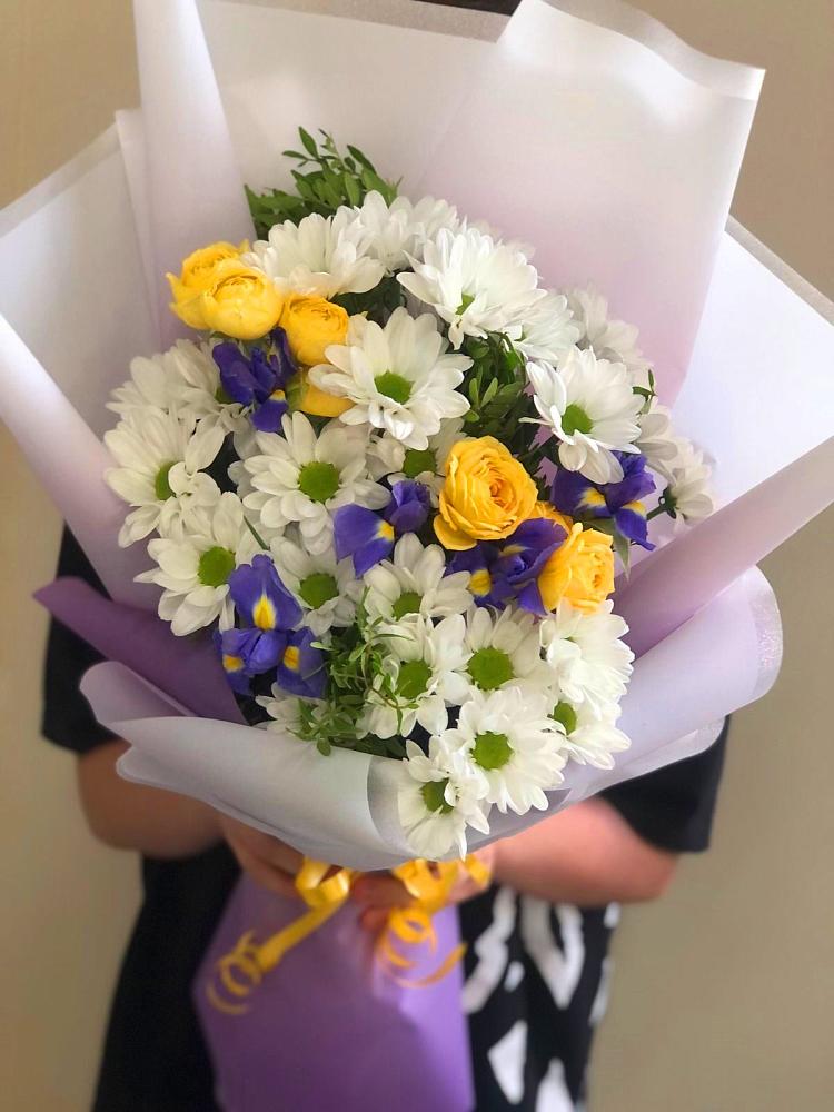Букет цветов из: Ирисы, Хризантемы и Розы в Новошахтинском