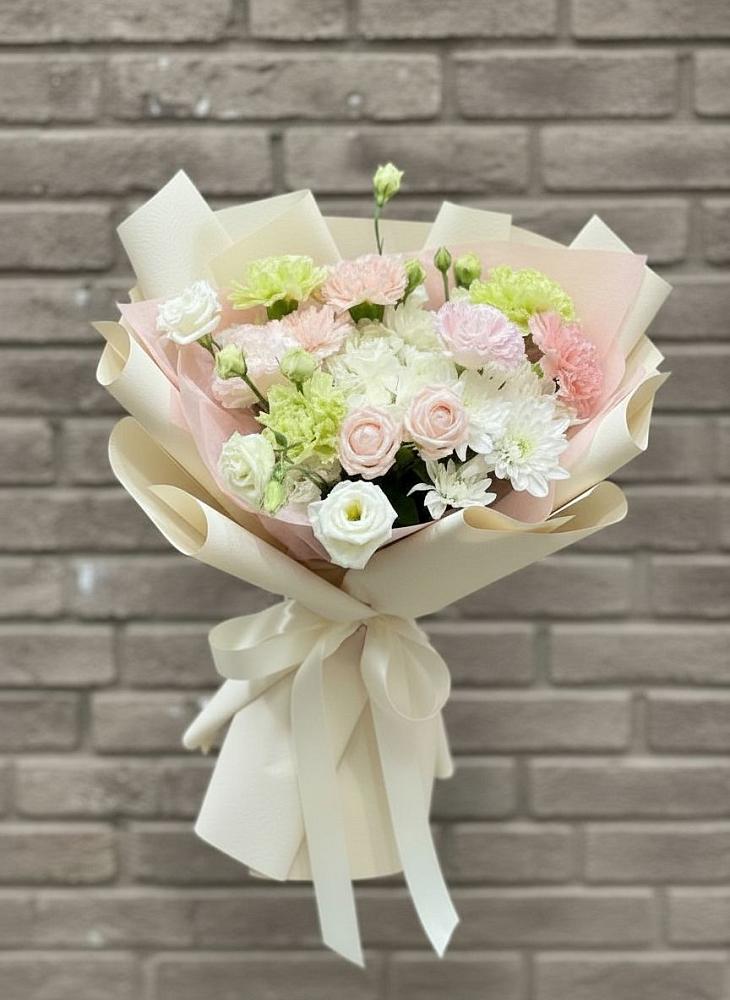 Букет цветов из: Гвоздики, Розы, Лизиантусы и Хризантемы в Новошахтинском