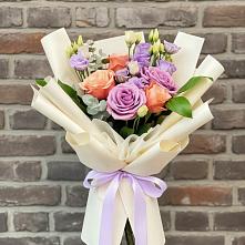 Букет цветов из:  Лизиантусы и Розы в Новошахтинском