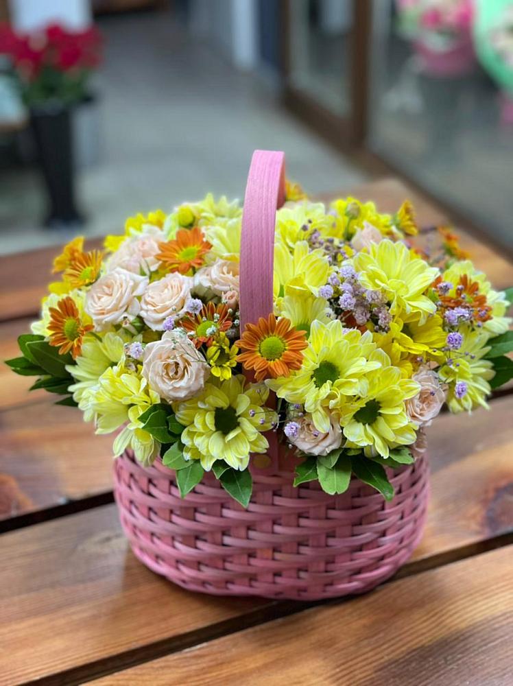 Цветочная композиция из Хризантемы и Розы в корзине в Новошахтинском