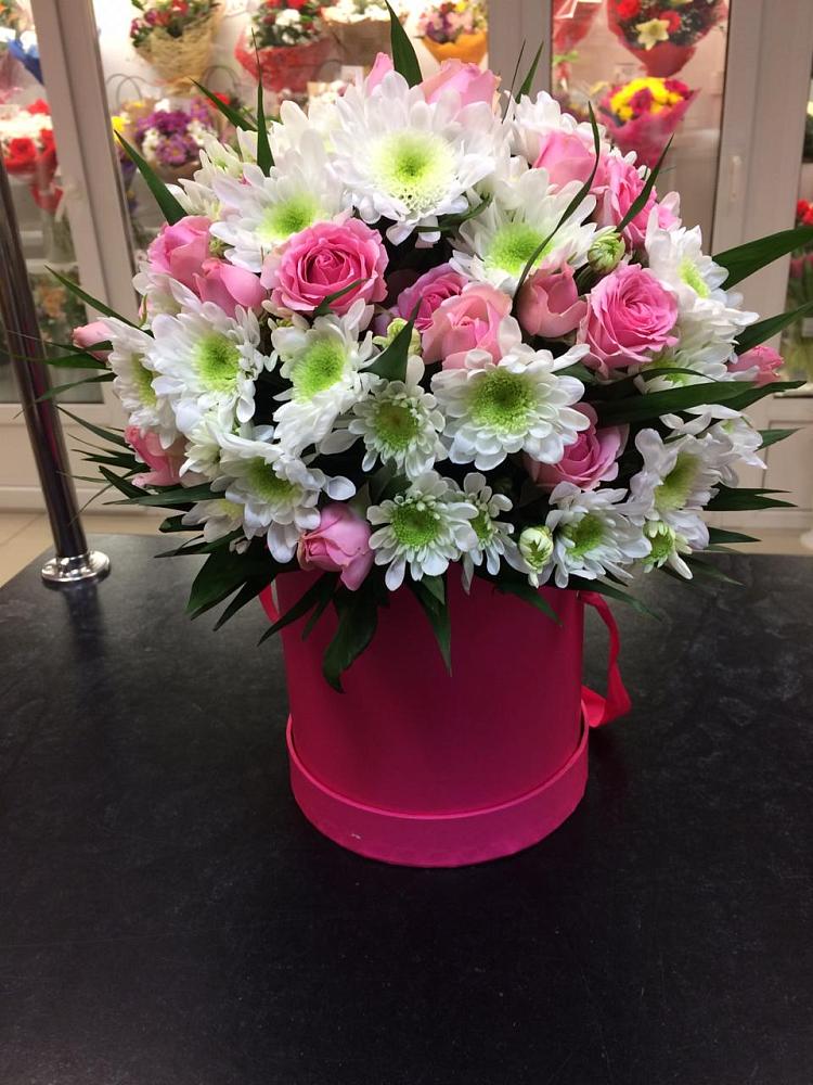 Цветочная композиция из Розы и Хризантемы в шляпной коробке в Новошахтинском