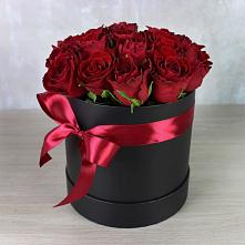 Цветочная композиция из Розы в шляпной коробке в Новошахтинском