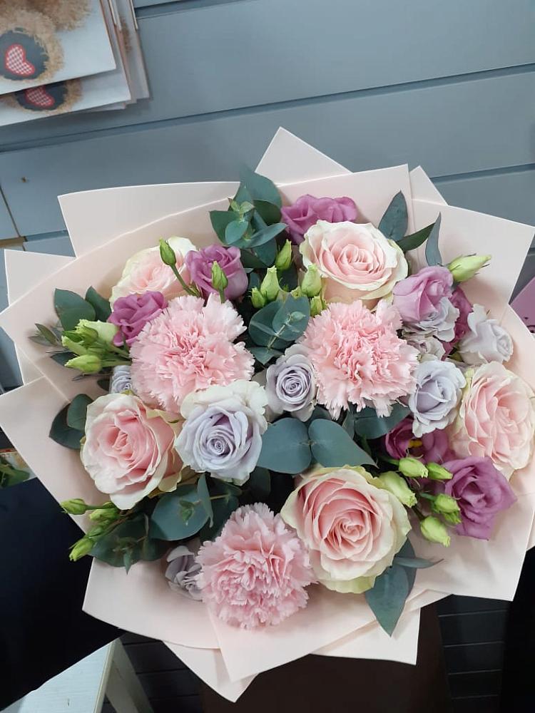 Букет цветов из: Розы, Гвоздики и Лизиантусы в Новошахтинском