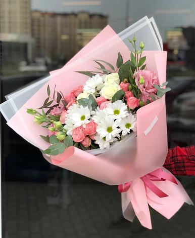 Букет цветов из: Розы, Лизиантусы и Хризантемы в Новошахтинском