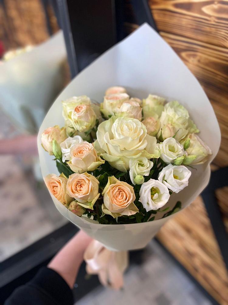 Букет цветов из: Розы и Лизиантусы в Новошахтинском